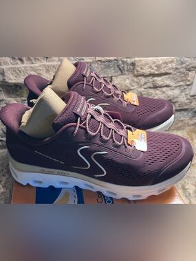 Ladies size 9- NEW Skechers Hands Free Slip-ins: Glide-Step Sole sneakers